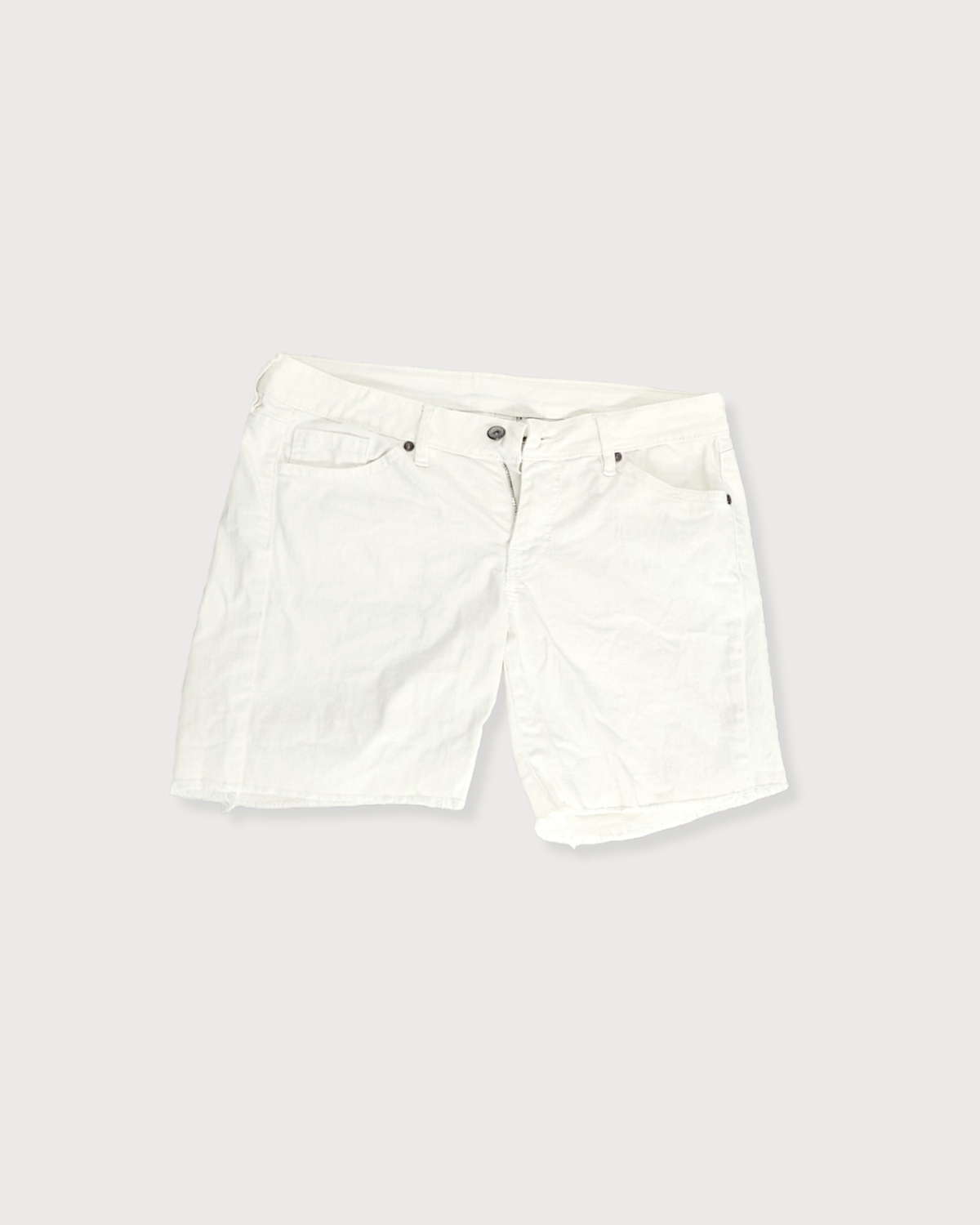 Bermudas blancas bajo desflecado