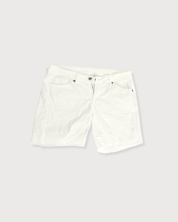 Bermudas blancas bajo desflecado
